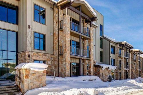 Pristine Condo On Golf Course And Walk To Gondola