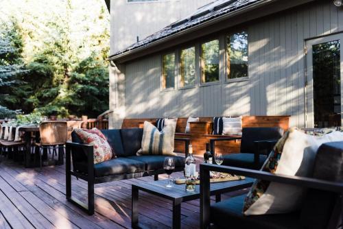 Nightstar - Charming Rustic Cabin W Large Balcony & Sauna