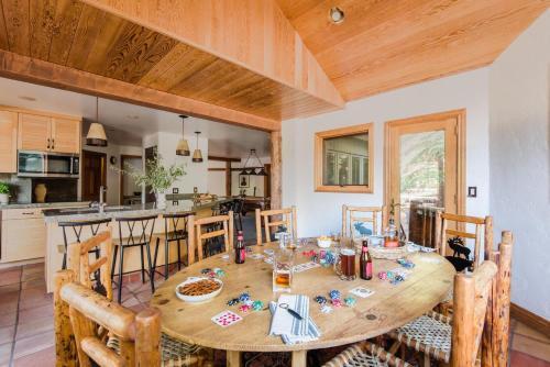 Nightstar - Charming Rustic Cabin W Large Balcony & Sauna