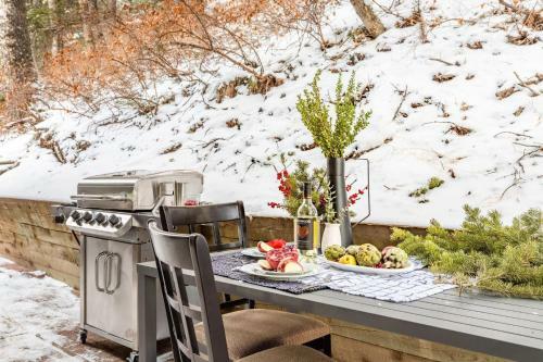 Treetop - Rustic Secluded Cabin W Fireplace & Views