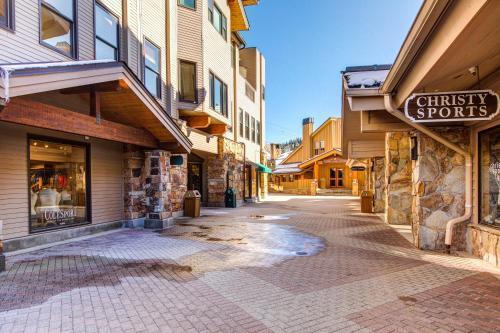 Ski-in/ski-out Silver Lakes Getaway