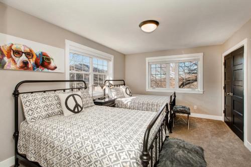 2-home Compound With Hot Tub - Walk To Main Street Home