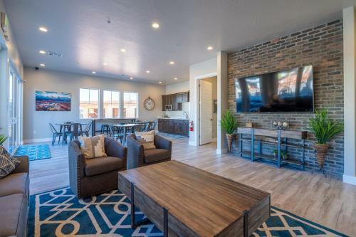New Home! 5 Bedroom At Ocotillo Springs Overlooking Pool