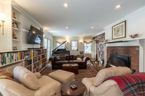 Beautifully Restored Home In Manchester Village