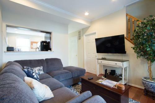 Historic 2br Townhouse + Loft + Studio On Queen St