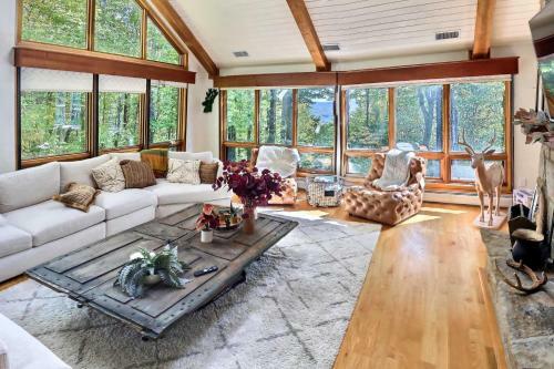 Wilmington Retreat With Deck, Lake Views And Game Room