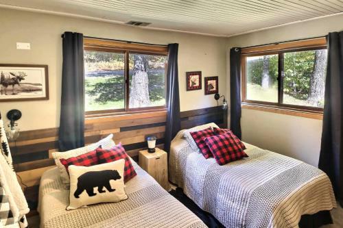 Wilmington Retreat With Deck, Lake Views And Game Room