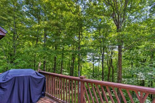 Wilmington Retreat With Deck, Lake Views And Game Room