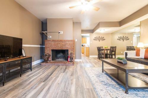 Charming 3br House Cozysuites Pool Table