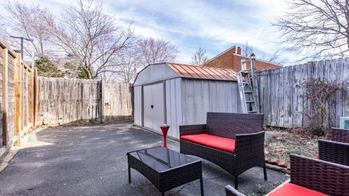 Charming 3br House Cozysuites Pool Table