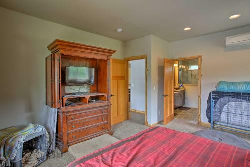 Villa With Firepit And Pond - 11 Miles To Mt Rainier!