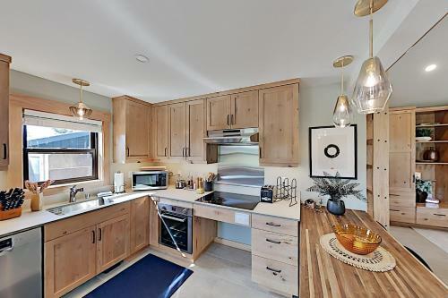 Designer Cottage With Accessible Kitchen & Bathroom Cottage