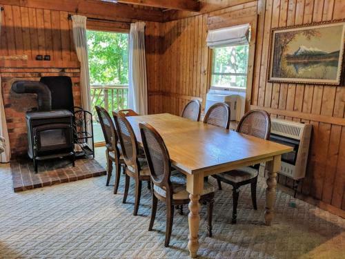 Cozy Cabin Hidden Away On A Lake!