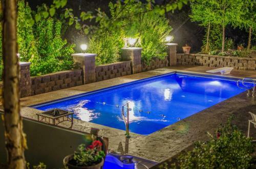 Grand Getaway With Pool And Spa In Spokane Valley