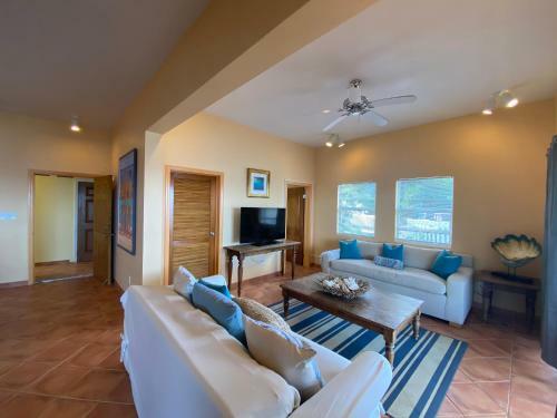 Hostal The Breeze-a Boutique Villa Experience