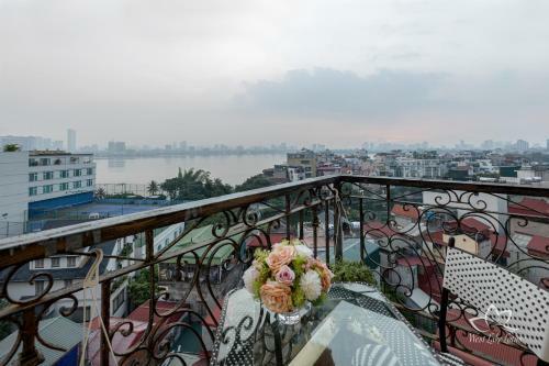 Aparthotel The Lakeside - West Lake Lotus Apartment