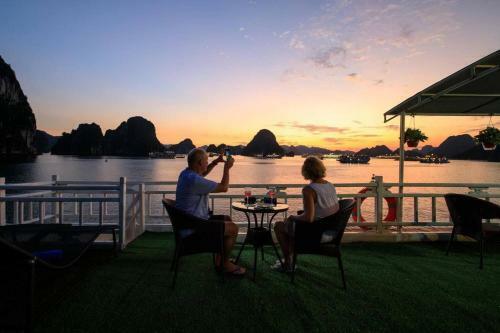 Hostal Room In Boat - Halong Bay Cruise For Backpackers