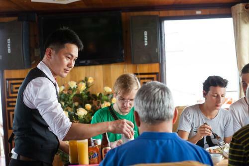 Hostal Room In Boat - Halong Bay Cruise For Backpackers