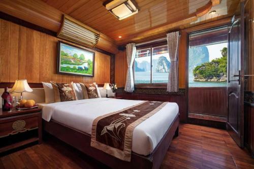 Hostal Room In Boat - Halong Bay Cruise For Backpackers
