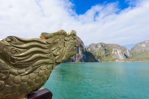 Hostal Room In Boat - Halong Bay Cruise For Backpackers