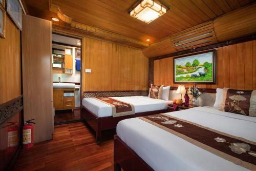 Hostal Room In Boat - Halong Bay Cruise For Backpackers