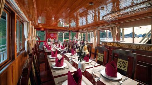 Hostal Room In Boat - Halong Bay Cruise For Backpackers