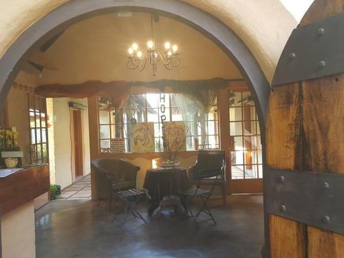 Hostal Essential Rose Room African Silhouette Country House For Essential Workers