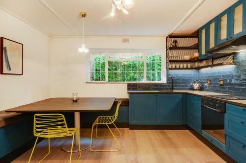 Victorian Manor Apartment Near de Waal Park