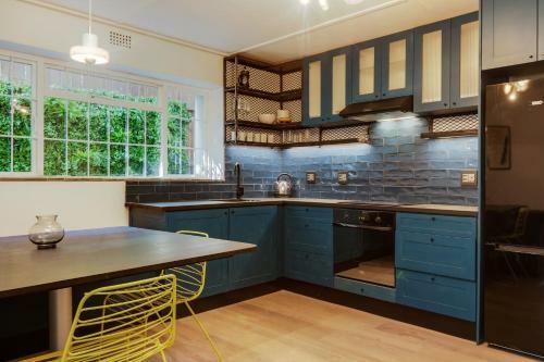 Victorian Manor Apartment Near de Waal Park