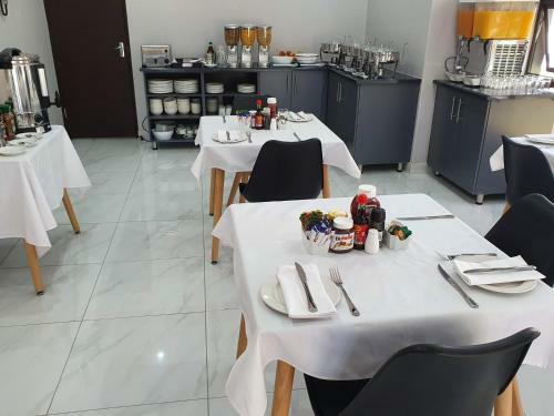La Orchard Hotel