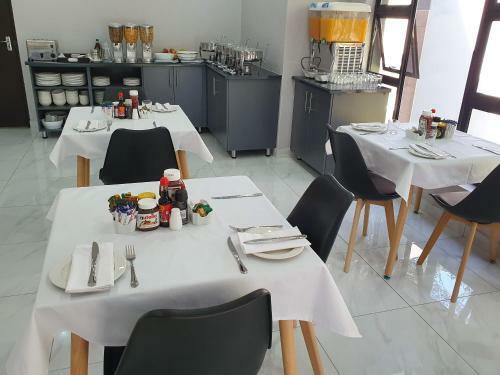 La Orchard Hotel