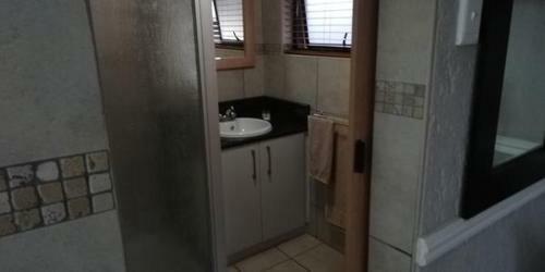 Hostal Gold Crest Guesthouse