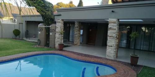 Hostal Gold Crest Guesthouse