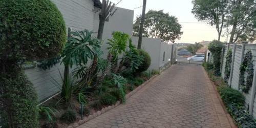 Hostal Gold Crest Guesthouse