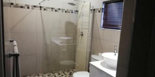 Hostal Gold Crest Guesthouse