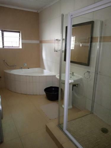 3 Bedrooms Exclusive House In Northmead