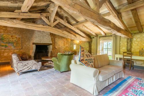 Montjoi Chateau Sleeps 26 Pool Wifi