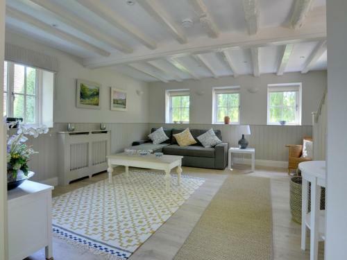 Vintage Holiday Home In Leigh With Swimming Pool