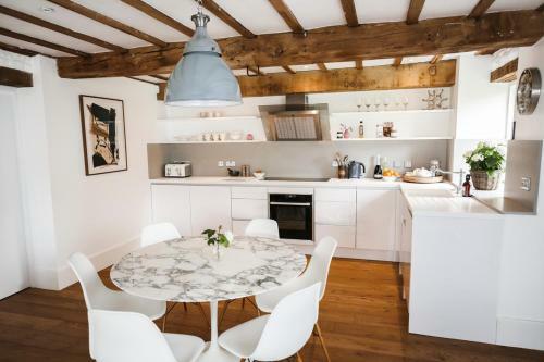 Temple Guiting Chateau Sleeps 30 Air Con Wifi