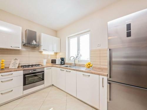 Luxury Villa With Infinity Pool And Scenic Views In Motovun