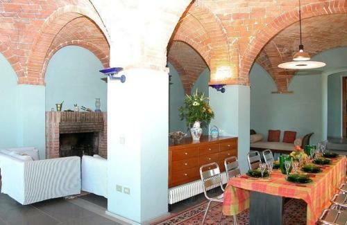 Montegabbione Apartment Sleeps 11