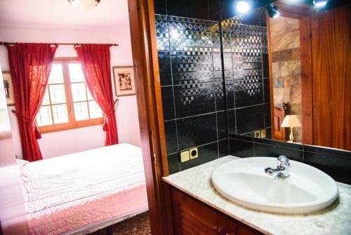 Caules Villa Sleeps 8 Pool Wifi
