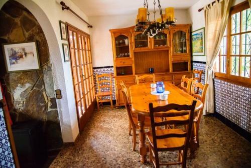Caules Villa Sleeps 8 Pool Wifi