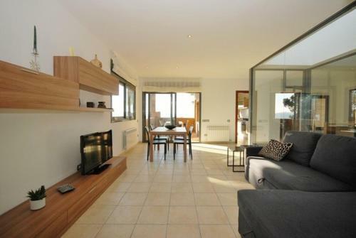 Caules Villa Sleeps 6 Pool Wifi