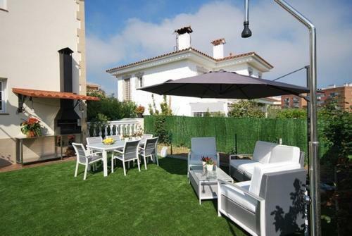 Lloret De Mar Villa Sleeps 8 Pool Wifi
