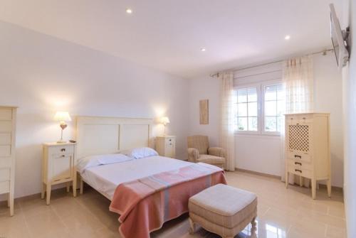 Lloret de Mar Villa Sleeps 8 Pool Air Con Wifi