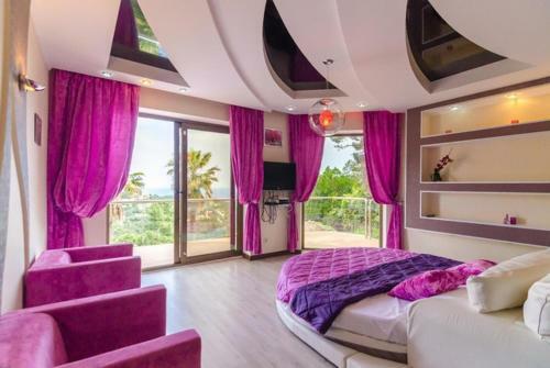Lloret de Mar Villa Sleeps 8 Pool Air Con Wifi