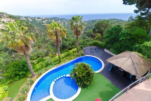 Lloret de Mar Villa Sleeps 8 Pool Air Con Wifi