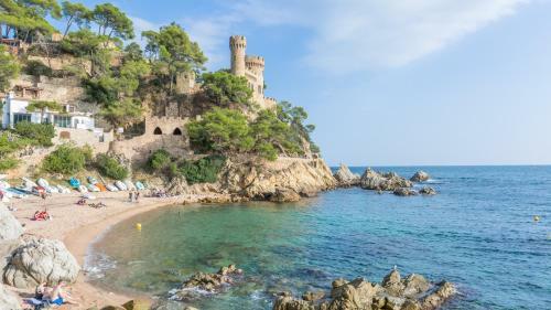 Lloret De Mar Villa Sleeps 6