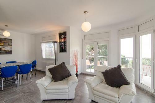 Lloret de Mar Villa Sleeps 10 Pool Air Con Wifi